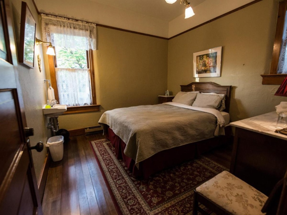 Queen Room with Shared Bathroom